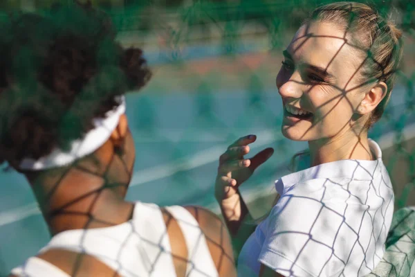 Šťastný Běloška Ženský Tenista Mluví Africkým Americkým Atletem Během Přestávky — Stock fotografie