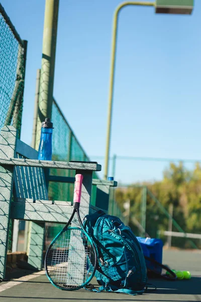 Tennis Racket Backpack Empty Wooden Bench Court Sunny Day Unaltered — Stockfoto