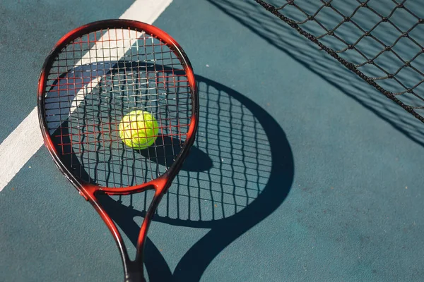 Overhead Syn Röd Tennisracket Boll Och Domstol Med Linje Solig — Stockfoto