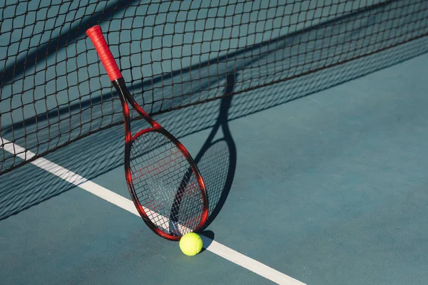 High Angle View Red Racket Ball Leaning Net Tennis Court —  Fotos de Stock