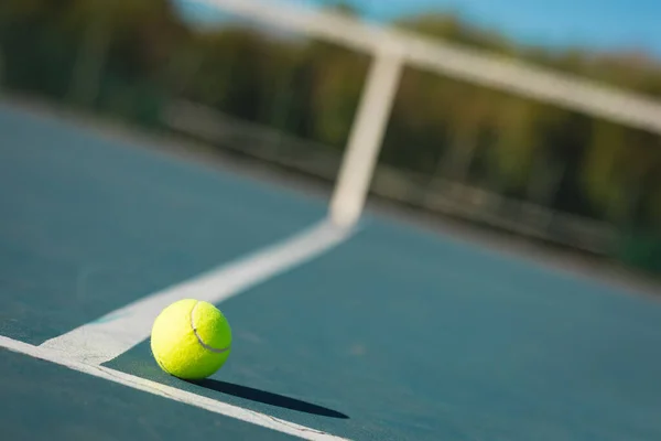 晴れた日には空のコートに並ぶ緑のテニスボールのクローズアップ 変更されずスポーツとテニスのゲームのコンセプト — ストック写真