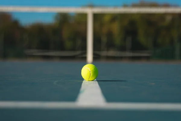 Bola Verde Línea Blanca Cancha Vacía Durante Día Soleado Inalterado —  Fotos de Stock