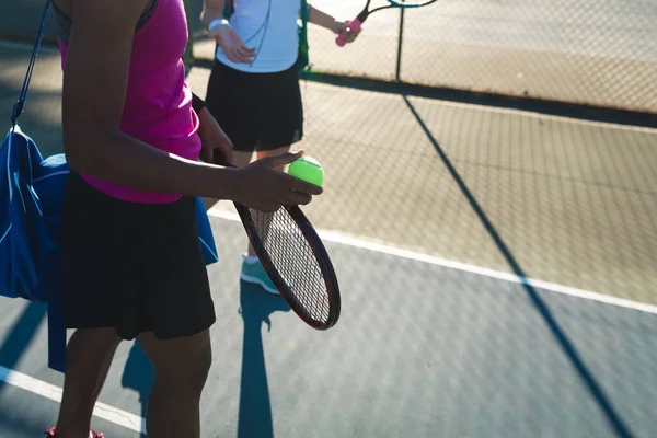 Vrouwelijke Tennissers Staan Aan Het Hof Zonnige Dag Ongewijzigd Sport — Stockfoto