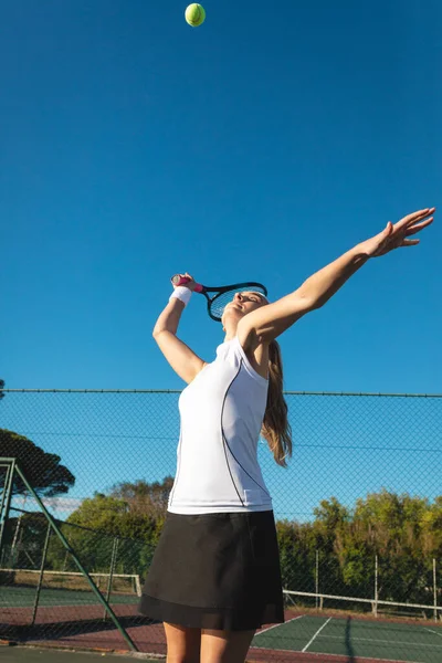 Ung Kvinnlig Kaukasisk Spelare Som Tjänstgör Vid Tennisbanan Mot Klarblå — Stockfoto