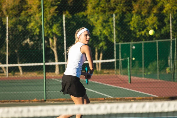 Beautiful Young Female Caucasian Tennis Player Hitting Ball Court Sunny — Stock Photo, Image