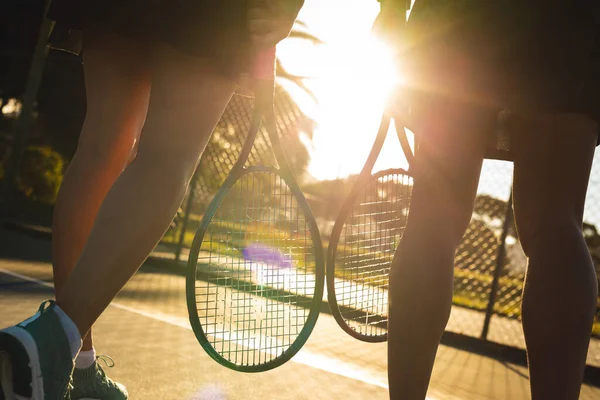 Jeunes Joueuses Tennis Multiraciales Rétroéclairées Marchant Avec Des Raquettes Tribunal — Photo