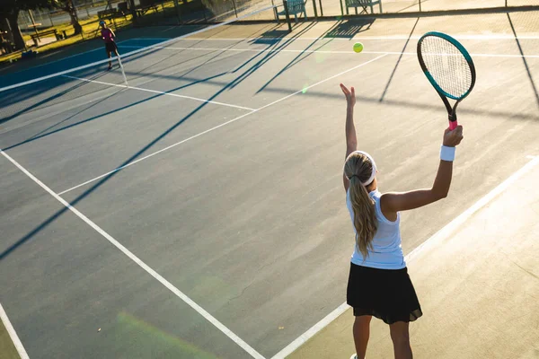 Høj Vinkel Udsigt Unge Kaukasiske Kvindelige Tennisspiller Tjener Spillet Ved - Stock-foto
