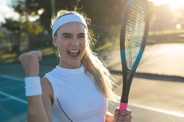 Glada Unga Kvinnliga Kaukasiska Spelare Med Tennisracket Firar Vinnande Spel — Stockfoto