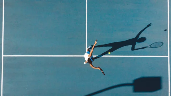 Вид Зверху Афроамериканську Молоду Жінку Яка Служить Блакитному Тенісному Корті — стокове фото