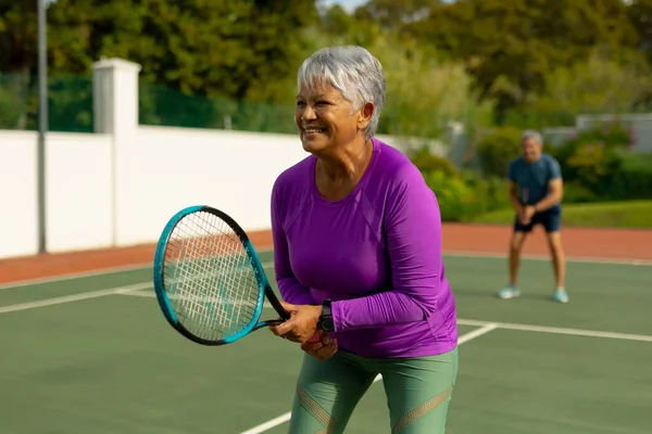 Улыбающаяся Двуличная Старшая Женщина Короткими Волосами Играет Теннис Корте Старшим — стоковое фото