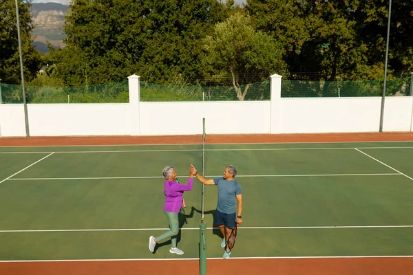 Yazın Mahkemede Tenis Oynarken Çift Irklı Yaşlı Bir Çiftin Beşlik — Stok fotoğraf
