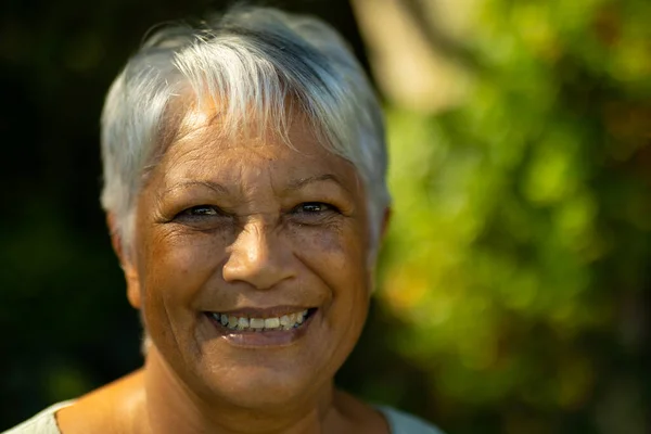 Ritratto Ravvicinato Donna Anziana Biennale Sorridente Con Capelli Corti Grigi — Foto Stock