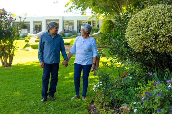 Full Length Biracial Smiling Senior Couple Holding Hands Standing Grassy — Foto Stock