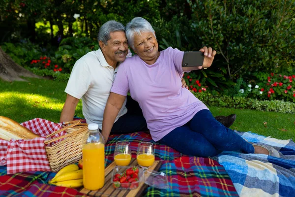 Biracial Feliz Esposa Mayor Tomando Selfie Con Hombre Través Del — Foto de Stock