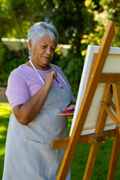 Biracial Starší Žena Krátkými Vlasy Myšlení Při Pohledu Malování Plátně — Stock fotografie