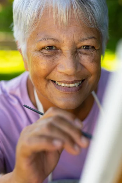 Κοντινό Πορτραίτο Μιας Χαμογελαστής Ηλικιωμένης Γυναίκας Που Ζωγραφίζει Πινέλο Καμβά — Φωτογραφία Αρχείου