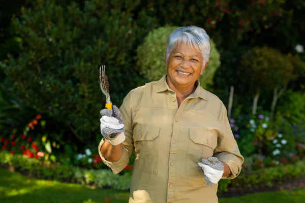 Porträt Einer Lächelnden Seniorin Mit Kurzen Haaren Die Handschuhe Trägt — Stockfoto