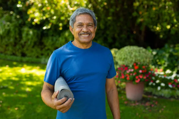 Portrait Smiling Biracial Senior Man Sports Clothing Holding Yoga Mat — стоковое фото