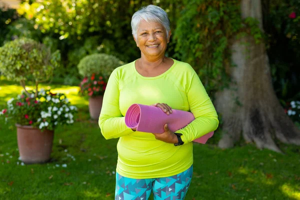 Porträt Einer Lächelnden Seniorin Sportkleidung Die Eine Yogamatte Gegen Pflanzen — Stockfoto
