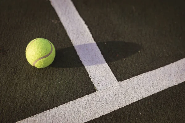 Hög Vinkel Närbild Gul Tennisboll Vita Linjer Tennisbanan Kopiera Utrymme — Stockfoto