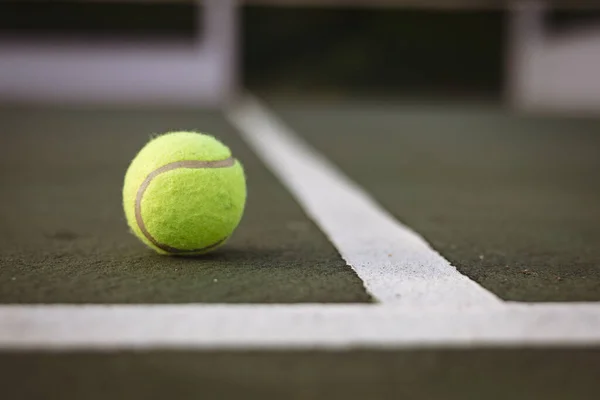 Närbild Gul Tennisboll Vid Vita Linjer Tennisbanan Kopiera Utrymme Oförändrat — Stockfoto