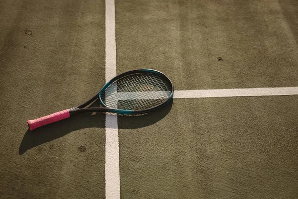 Hochwinkelaufnahme Des Tennisschlägers Auf Weißen Linien Tennisplatz Bei Sonnenuntergang Kopierraum — Stockfoto