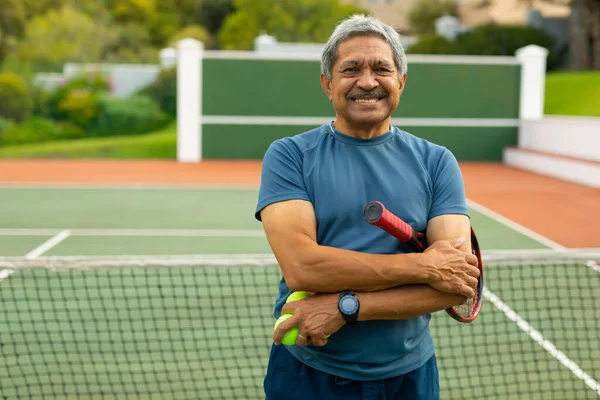 Retrato Anciano Birracial Feliz Con Los Brazos Cruzados Sosteniendo Pelotas — Foto de Stock