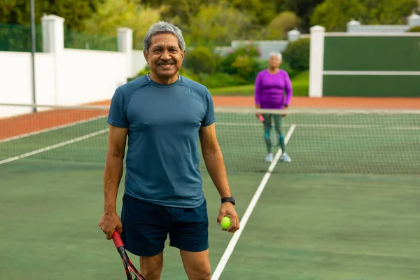 Retrato Hombre Mayor Birracial Sonriente Sosteniendo Raqueta Pelota Jugando Tenis — Foto de Stock