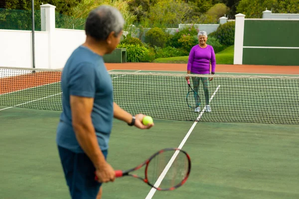 Tenis Kortunda Kıdemli Kocasıyla Tenis Oynayan Gülümseyen Son Sınıf Öğrencisi — Stok fotoğraf