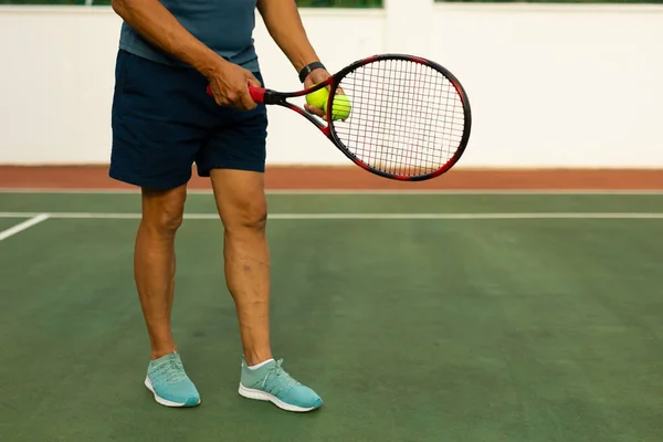 Low Section Man Holding Racket Ball While Standing Tennis Court — Fotografia de Stock