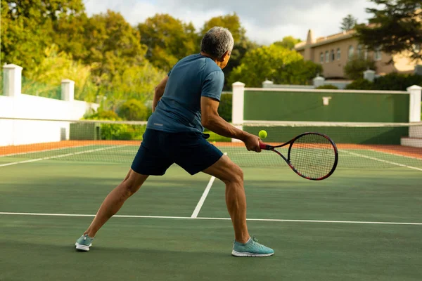 Longitud Completa Hombre Mayor Birracial Activo Sosteniendo Raqueta Jugando Tenis — Foto de Stock