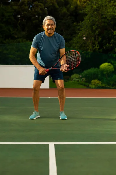 Hombre Mayor Birracial Confiado Sosteniendo Raqueta Jugando Tenis Mientras Está — Foto de Stock