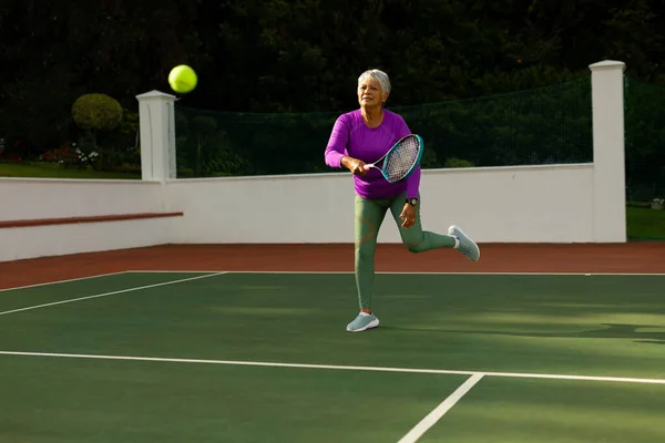 Sarayda Tenis Oynarken Tenis Topuna Raketle Vuran Kısa Saçlı Çift — Stok fotoğraf