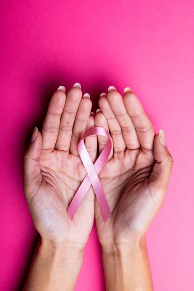 手握粉红乳腺癌意识带的女性 复制空间 粉红背景 保健和警觉概念 — 图库照片