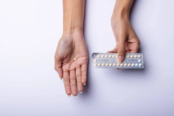 Cropped Hands Woman Holding Medicines White Background Copy Space Pill — Foto Stock