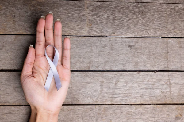 Hand Woman Holding White Lung Cancer Awareness Ribbon Wooden Table — ストック写真