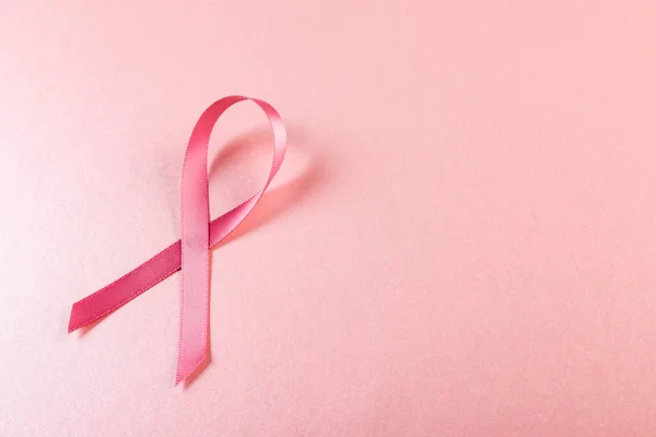 Direkt Ovanför Skott Rosa Bröstcancer Medvetenhet Band Över Rosa Bakgrund — Stockfoto
