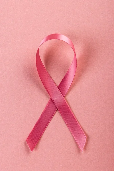 Närbild Rosa Bröstcancer Medvetenhet Band Isolerad Över Rosa Bakgrund Kopiera — Stockfoto