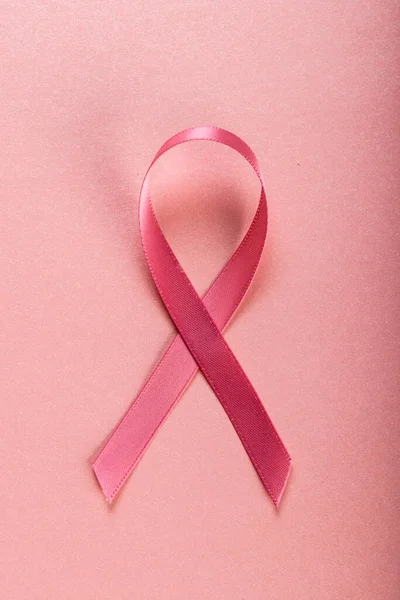 Nahaufnahme Von Brustkrebs Bewusstsein Rosa Schleife Isoliert Über Rosa Hintergrund — Stockfoto