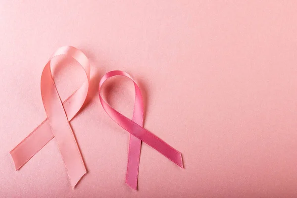 正上方的乳腺癌认知带粉红色背景的照片 复制空间 保健和警觉概念 — 图库照片