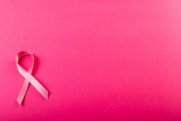 Bezpośrednio Nad Strzałem Świadomości Raka Piersi Różowa Wstążka Wyizolowana Różowym — Zdjęcie stockowe