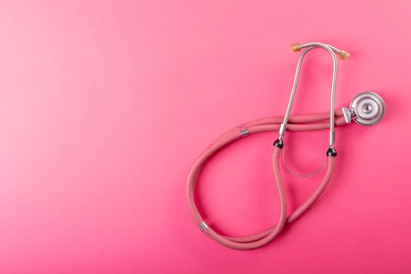 Direct Boven Shot Van Roze Stethoscoop Geïsoleerd Tegen Roze Achtergrond — Stockfoto