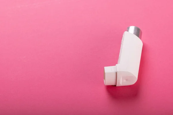 Hög Vinkel Syn Vit Astma Inhalator Isolerad Mot Rosa Bakgrund — Stockfoto