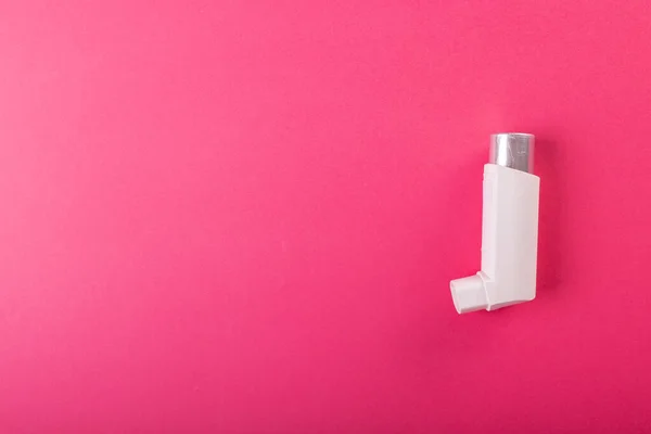 ピンクの背景 コピースペースに対して隔離された白い喘息吸入器の直接上記のショット 吸入器 医療の概念 — ストック写真