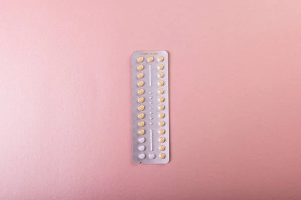 Direkt Über Der Aufnahme Der Medizinblisterverpackung Isoliert Vor Rosa Hintergrund — Stockfoto