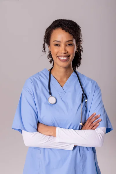 Πορτρέτο Του Χαμογελαστού Αφροαμερικανού Μεσαίου Ενήλικα Θηλυκό Γιατρό Χέρια Σταυρωμένα — Φωτογραφία Αρχείου