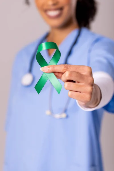 Midsection African American Mid Adult Female Doctor Holding Green Mental — Foto de Stock