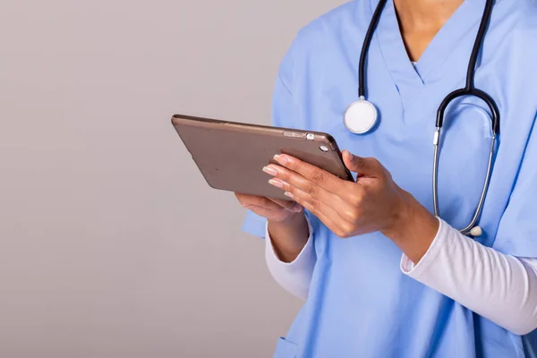 Midsection Female Doctor Using Digital White Background Wireless Technology Stethoscope — Fotografia de Stock