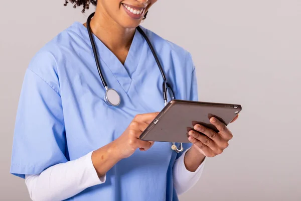 Midsection Happy African American Mid Adult Female Doctor Using Digital — Φωτογραφία Αρχείου