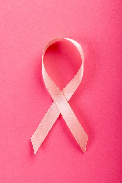 Nahaufnahme Von Rosa Brustkrebs Bewusstseinsband Isoliert Vor Rosa Hintergrund Kopierraum — Stockfoto